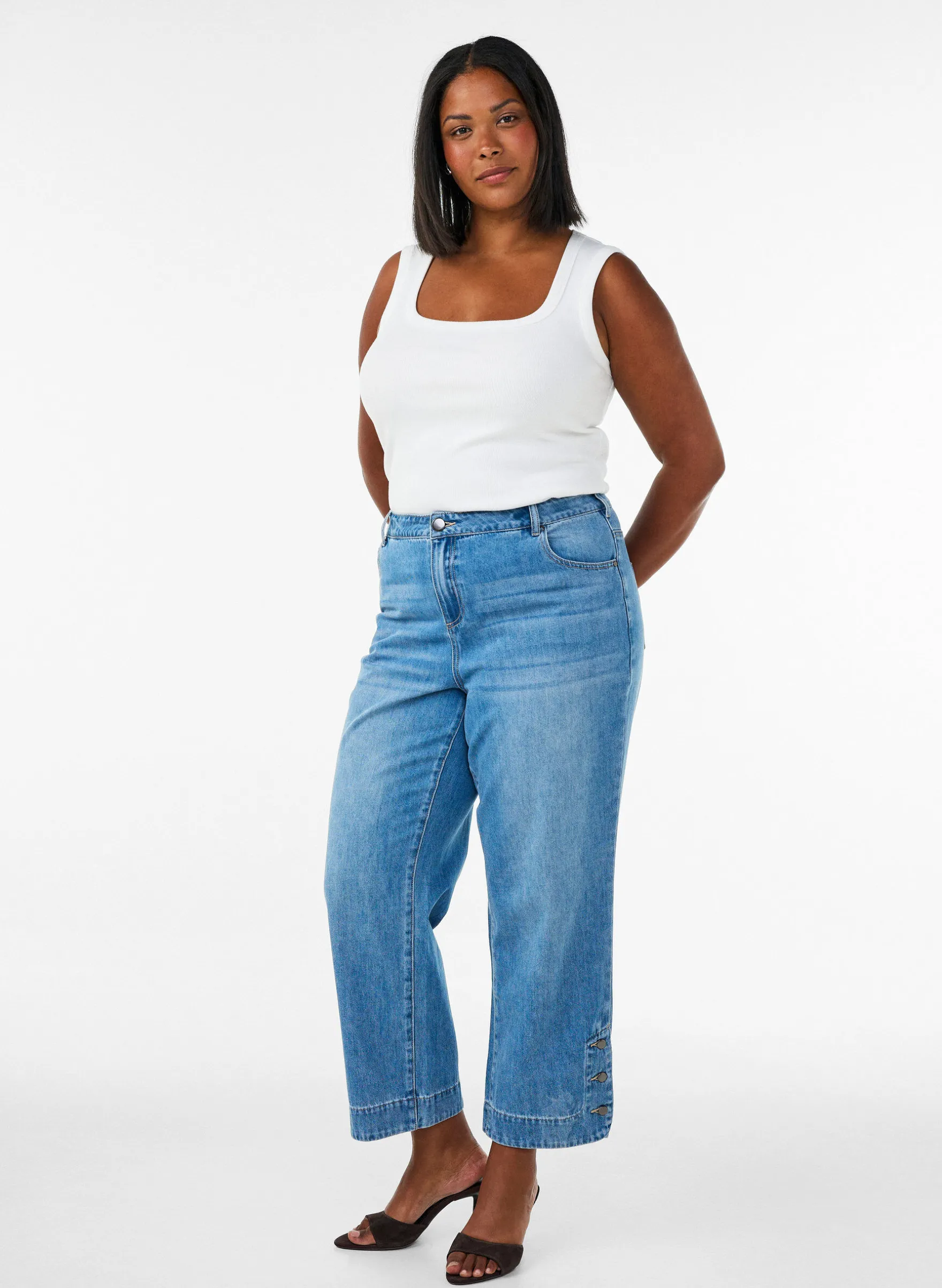 Kurze Kiana Jeans mit gerader Passform und Knopfdetails
