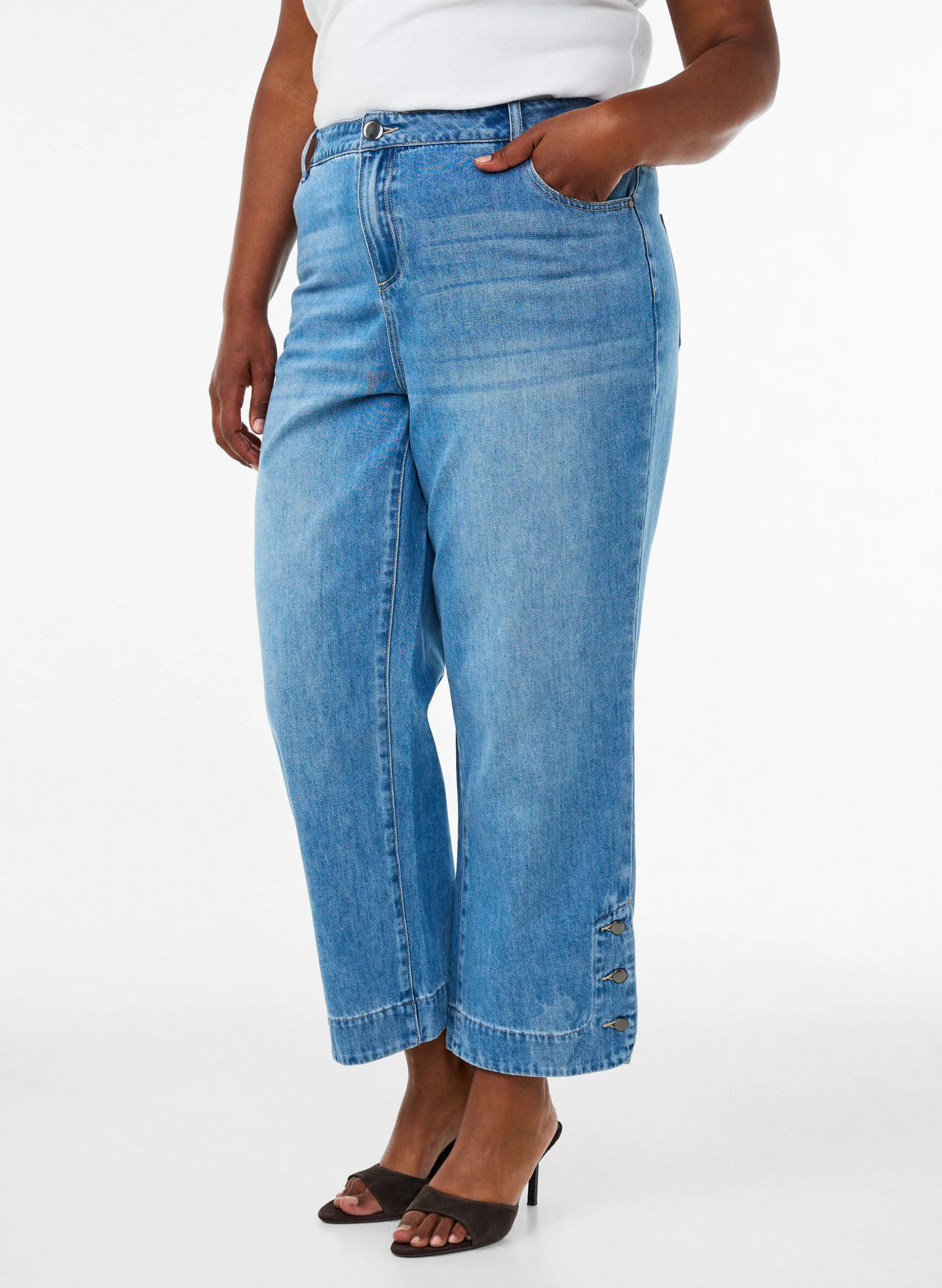 Kurze Kiana Jeans mit gerader Passform und Knopfdetails
