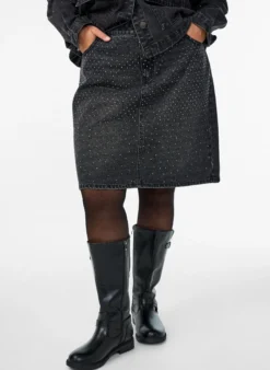 Kurzer Jeansrock mit Strasssteinen