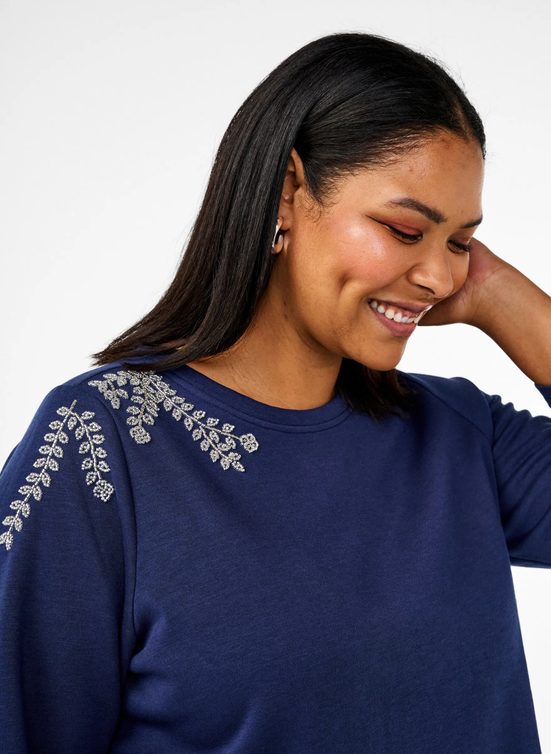 Kurzer Sweatshirt mit Perlendetails