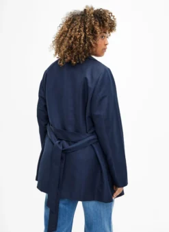 Kurzer Trenchcoat mit Gürtel