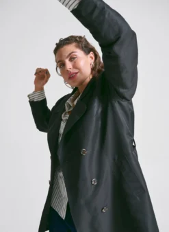 Kurzer Trenchcoat mit Gürtel