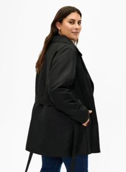 Kurzer Trenchcoat mit Gürtel