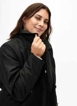 Kurzer Trenchcoat mit Gürtel