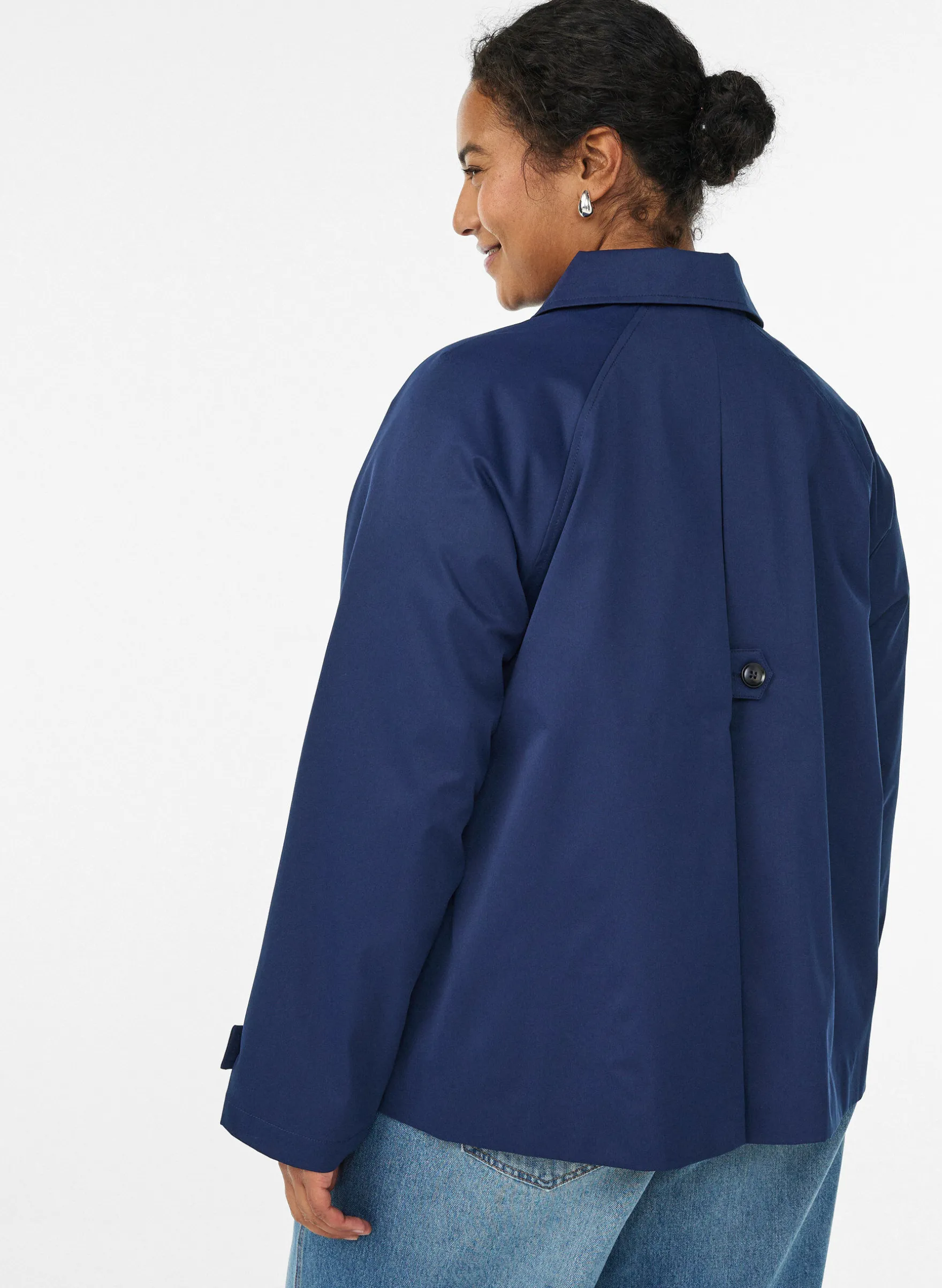 Kurzer Trenchcoat mit Kragen und Raglanärmeln