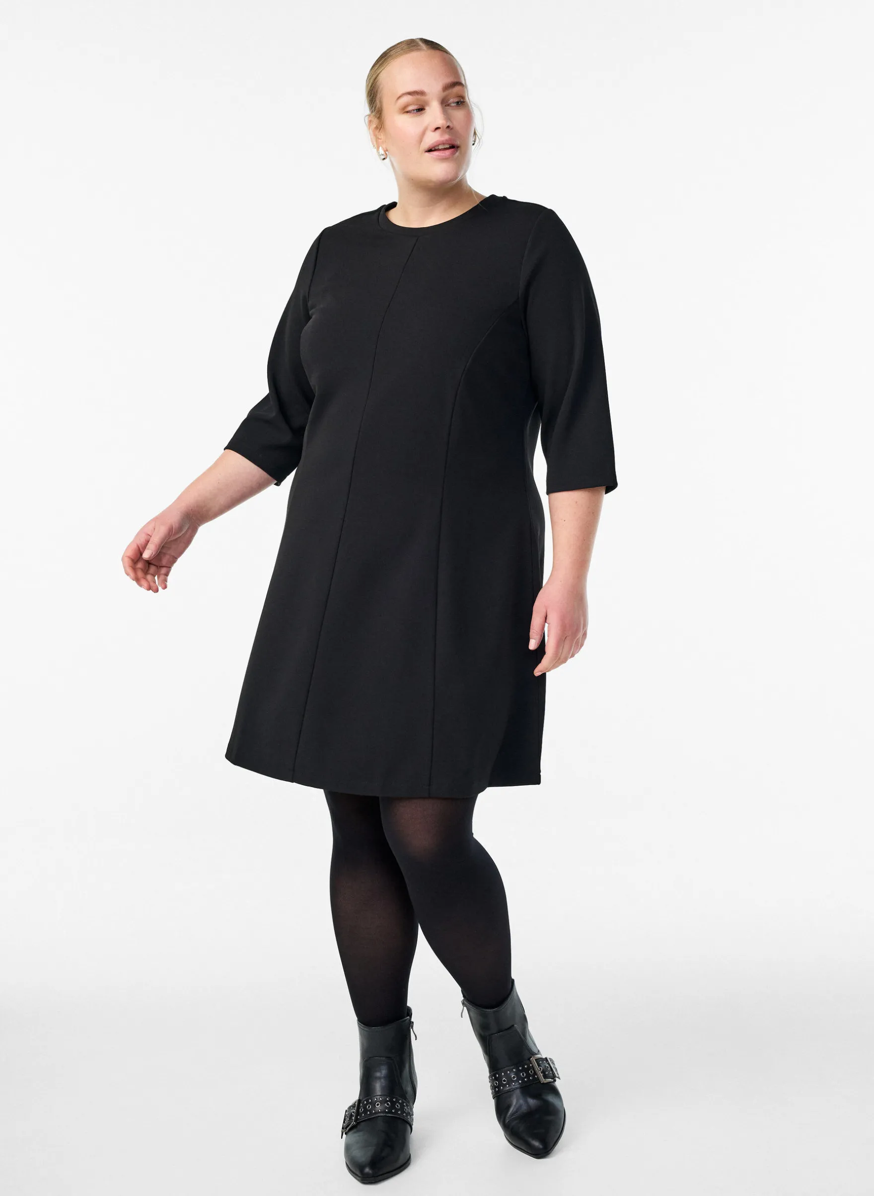 Kurzes A-Linien-Jerseykleid mit 3/4-Ärmeln