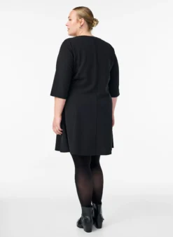 Kurzes A-Linien-Jerseykleid mit 3/4-Ärmeln