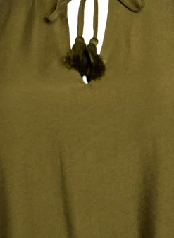 Kurzes A-Linien-Kleid mit Rüschen.