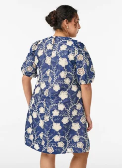 Kurzes A-Linien-Kleid mit Stickmuster