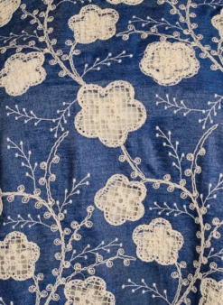 Kurzes A-Linien-Kleid mit Stickmuster