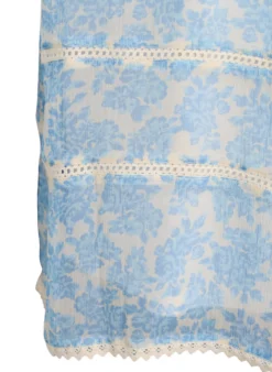 Kurzes Chiffonkleid mit Häkel­details