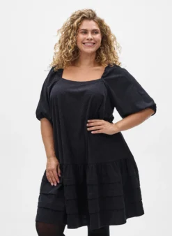 Kurzes Cordkleid mit eckigem Ausschnitt