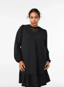 Kurzes, gemustertes Kleid mit Rüschen am Saum