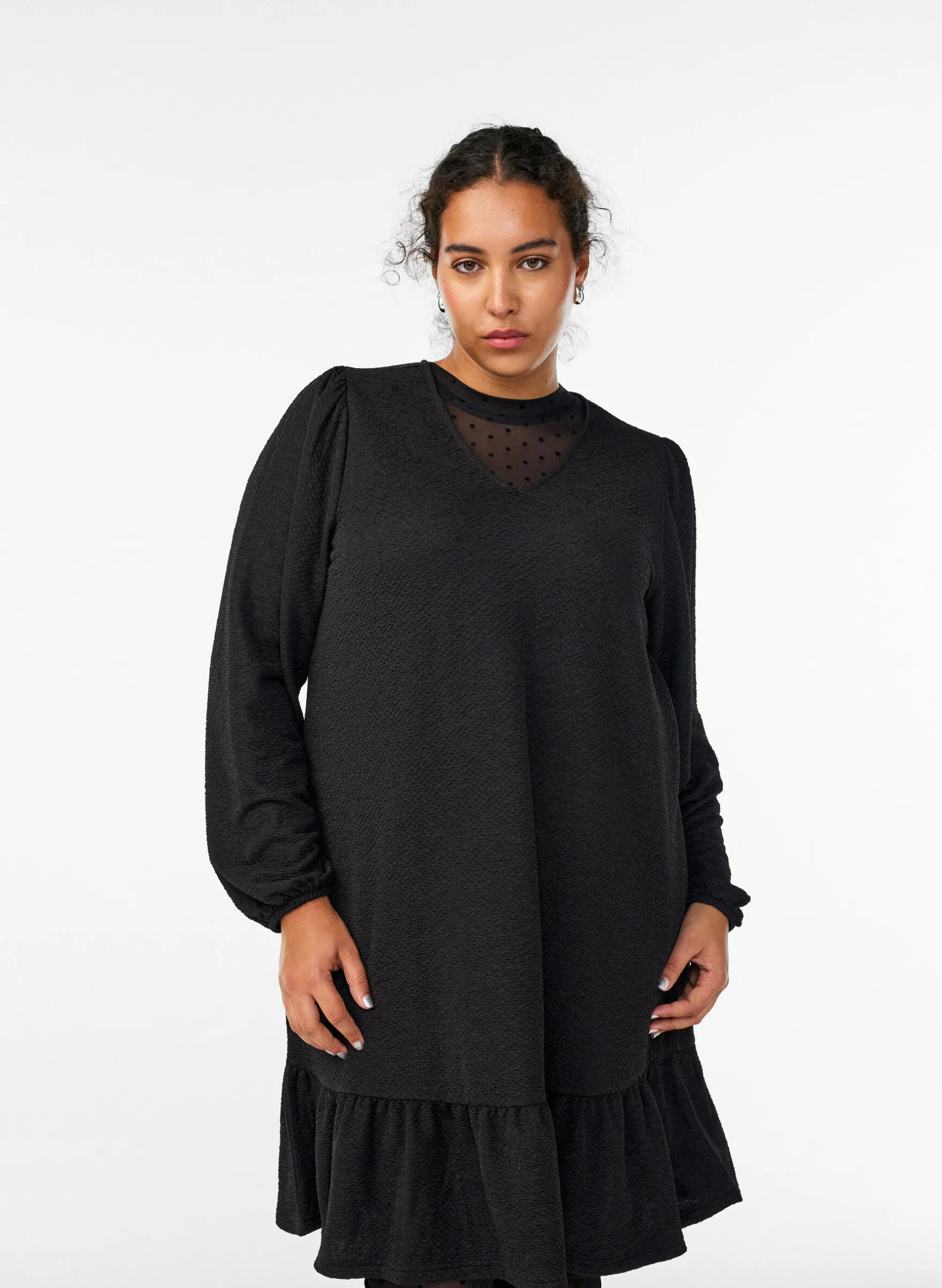 Kurzes, gemustertes Kleid mit Rüschen am Saum