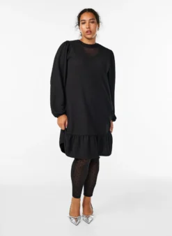 Kurzes, gemustertes Kleid mit Rüschen am Saum