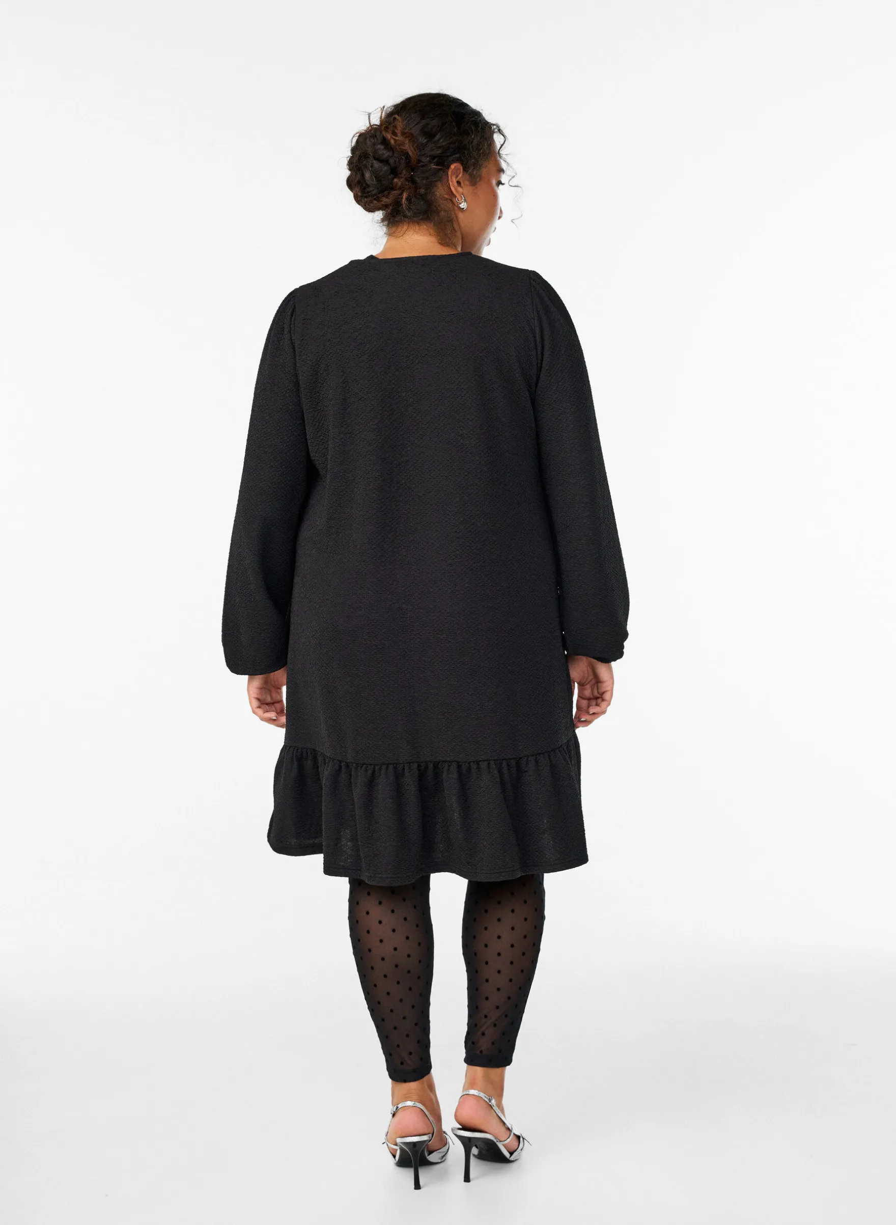 Kurzes, gemustertes Kleid mit Rüschen am Saum