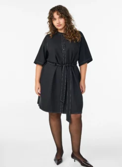 Kurzes Hemdblusenkleid mit Kontrastnähten und Bindegürtel