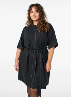 Kurzes Hemdblusenkleid mit Kontrastnähten und Bindegürtel