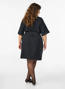 Kurzes Hemdblusenkleid mit Kontrastnähten und Bindegürtel