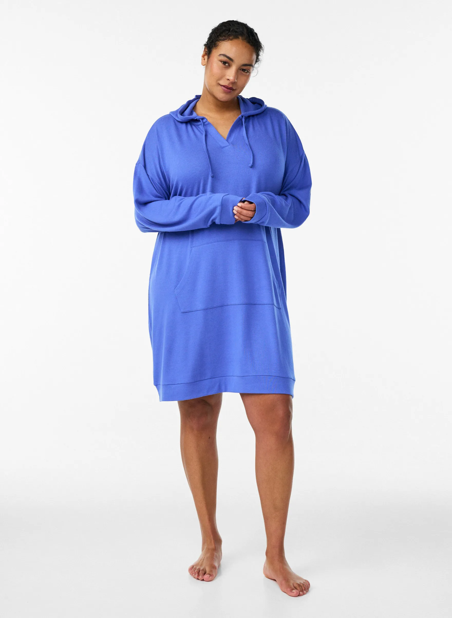 Kurzes Hoodie-Kleid mit Kängurutasche