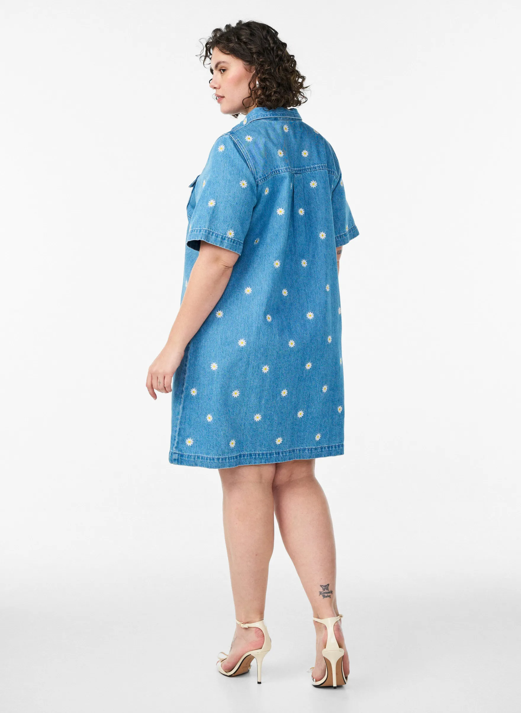 Kurzes Jeanskleid mit gestickten Blumen