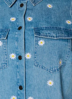 Kurzes Jeanskleid mit gestickten Blumen