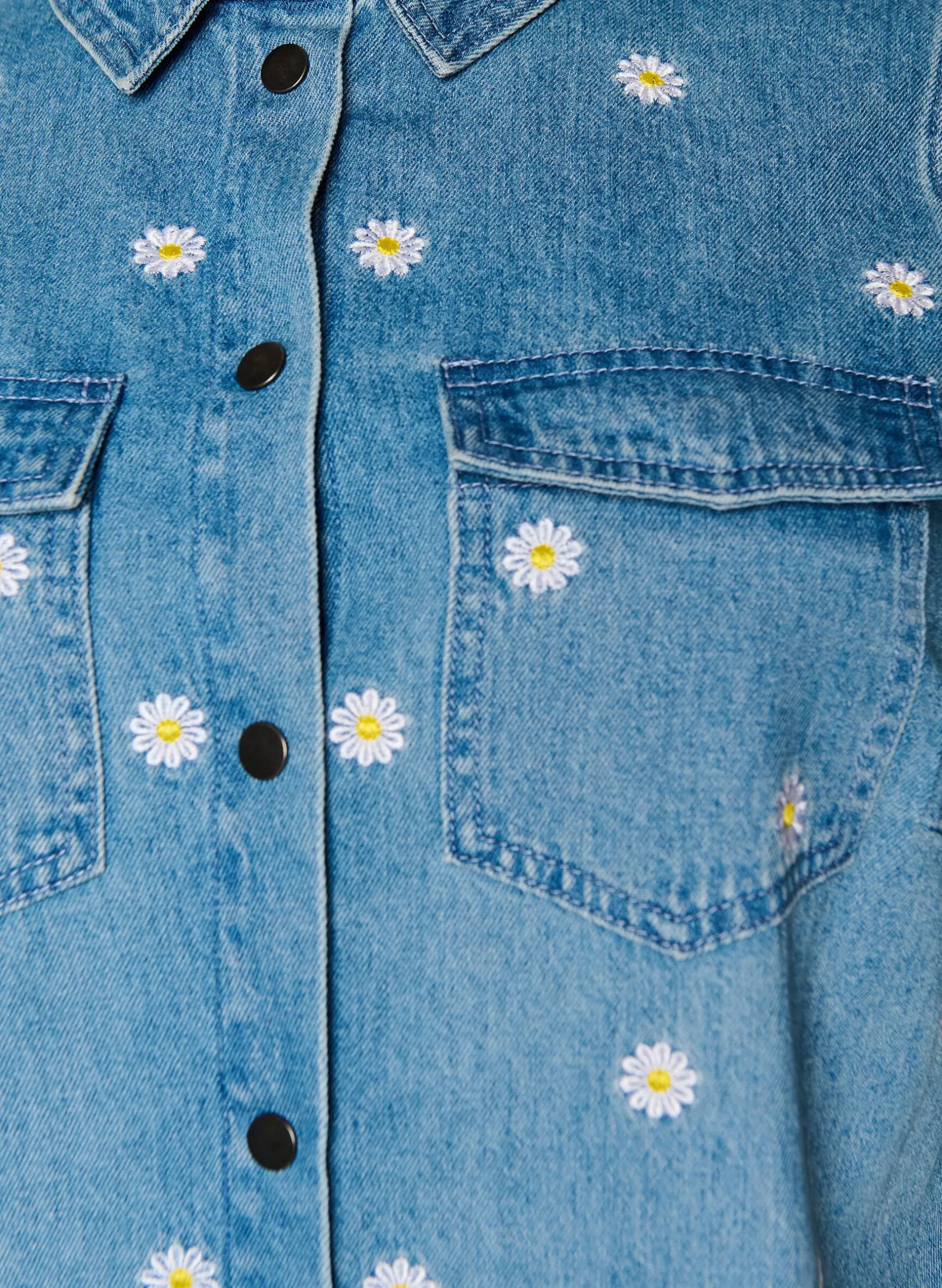 Kurzes Jeanskleid mit gestickten Blumen