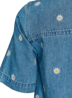 Kurzes Jeanskleid mit gestickten Blumen