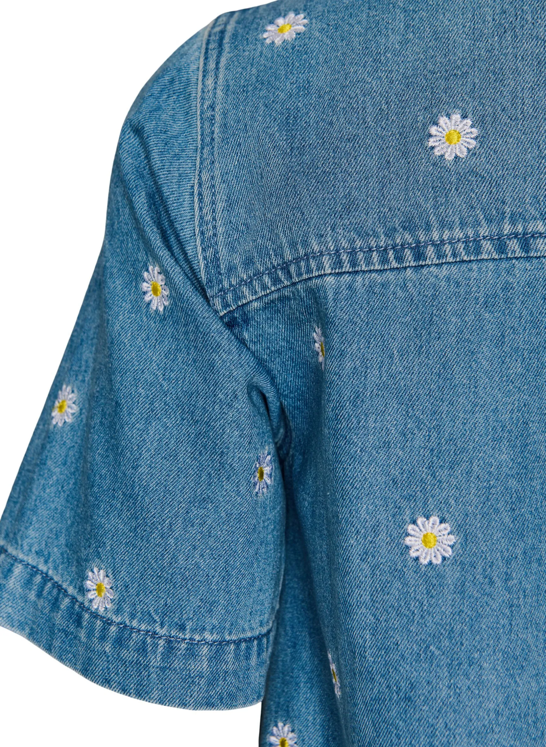 Kurzes Jeanskleid mit gestickten Blumen