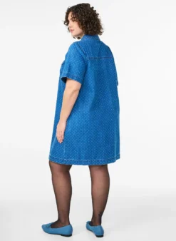 Kurzes Jeanskleid mit Punkten