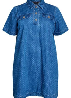 Kurzes Jeanskleid mit Punkten