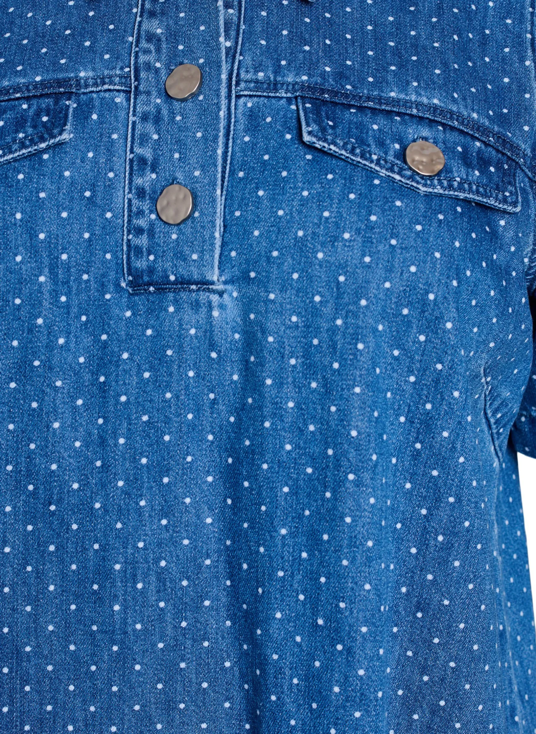 Kurzes Jeanskleid mit Punkten