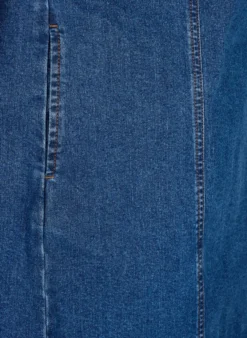 Kurzes Jeanskleid mit V-Ausschnitt