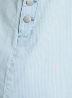 Kurzes Jeans-Latzkleid aus gestreifter Baumwolle
