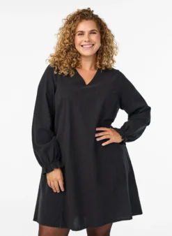 Kurzes Kleid aus Baumwolle mit V-Ausschnitt