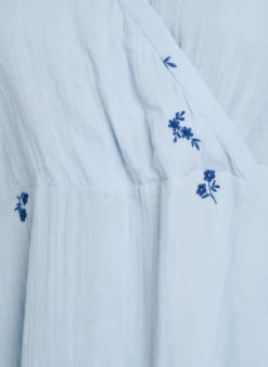 Kurzes Kleid aus Baumwoll-Musselin mit bestickten Details
