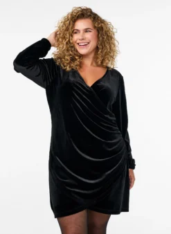 Kurzes Kleid aus Velours mit Wickeloptik