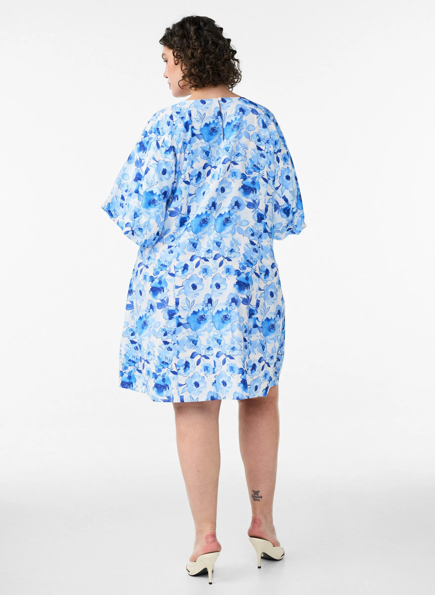 Kurzes Kleid aus Viskose mit Ballonärmeln