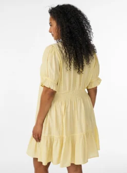 Kurzes Kleid aus Viskose mit Rüschendetails