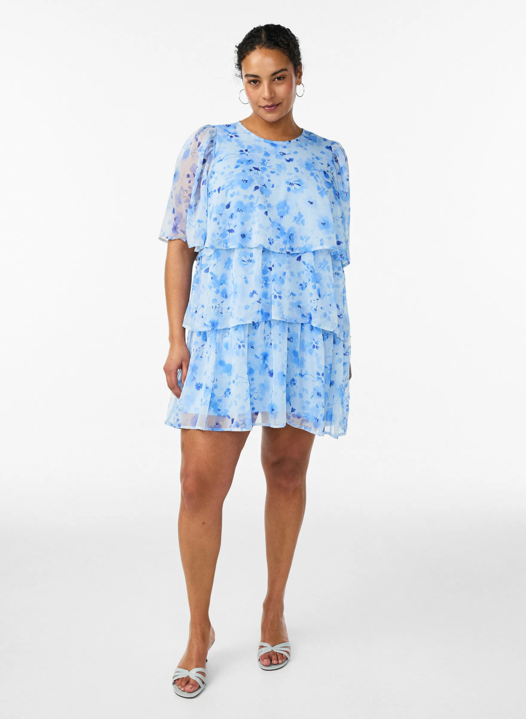Kurzes Kleid in Chiffon-Optik mit Blumenprint und Volantlagen