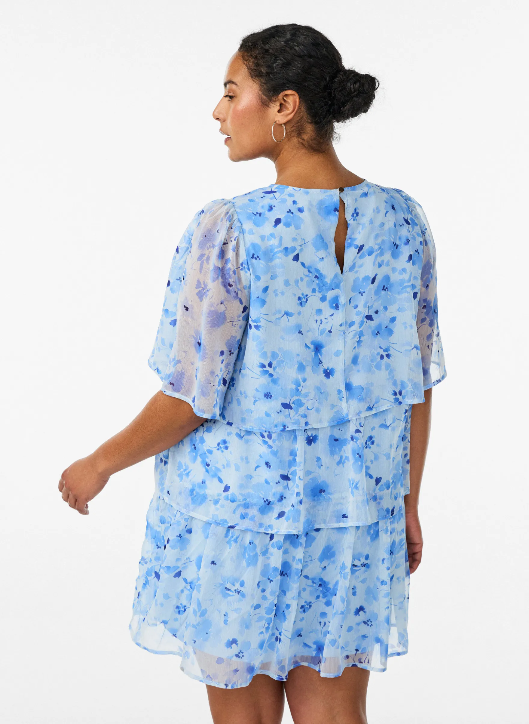 Kurzes Kleid in Chiffon-Optik mit Blumenprint und Volantlagen
