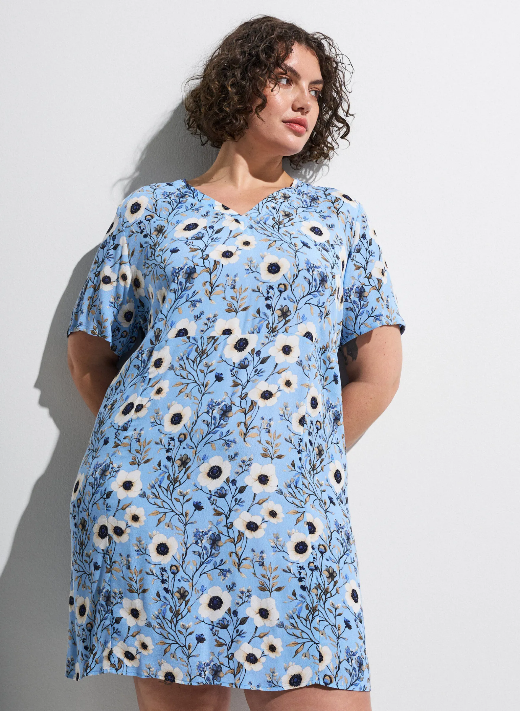 Kurzes Kleid mit Blumendruck