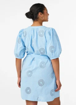 Kurzes Kleid mit Blumen- und Lochstickerei