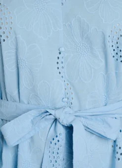 Kurzes Kleid mit Blumen- und Lochstickerei
