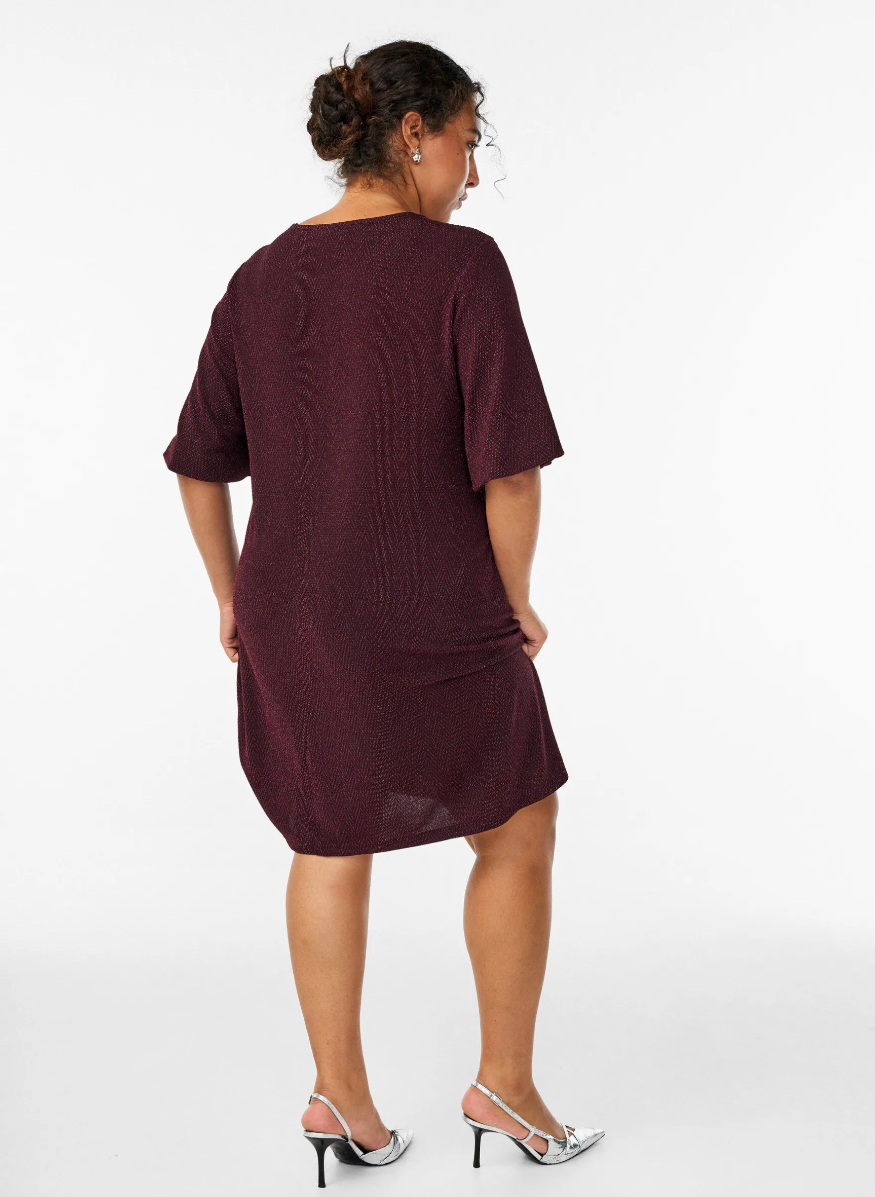 Kurzes Kleid mit einem Glitzermuster