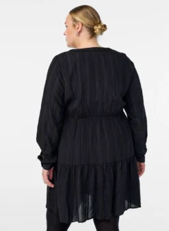 Kurzes Kleid mit gewebtem Ripp und Gummizug in der Taille