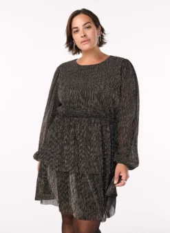 Kurzes Kleid mit Glitzerstreifen und langen Ärmeln