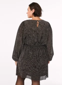 Kurzes Kleid mit Glitzerstreifen und langen Ärmeln