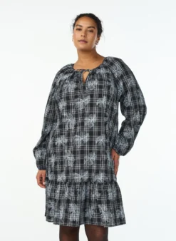 Kurzes Kleid mit Karo- und Blumenmuster