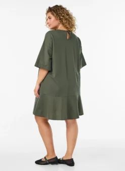Kurzes Kleid mit lockerer Passform und Rüschensaum
